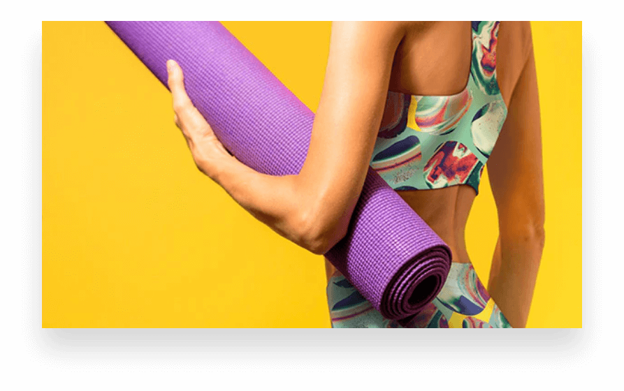 Stitch baskılı giysiler ve mor yoga matı Stitch baskılı giysiler ve mor yoga matı